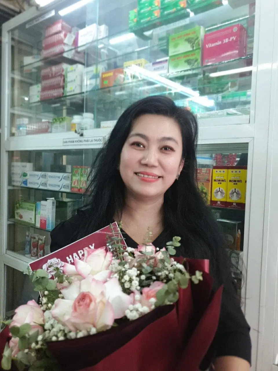 Sinh-vien-nam-cuoi-Nguyen-Tat-Thanh-chuc-mung-8-3-2023-co-Thuy-Tien_4