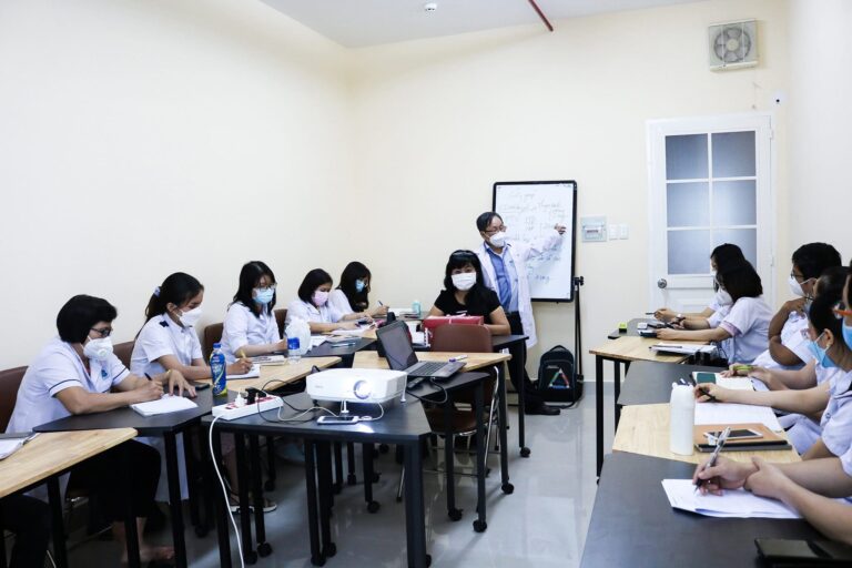 Buổi giảng của bác sĩ chuyên khoa Nội tiết dành cho các học viên nhà thuốc