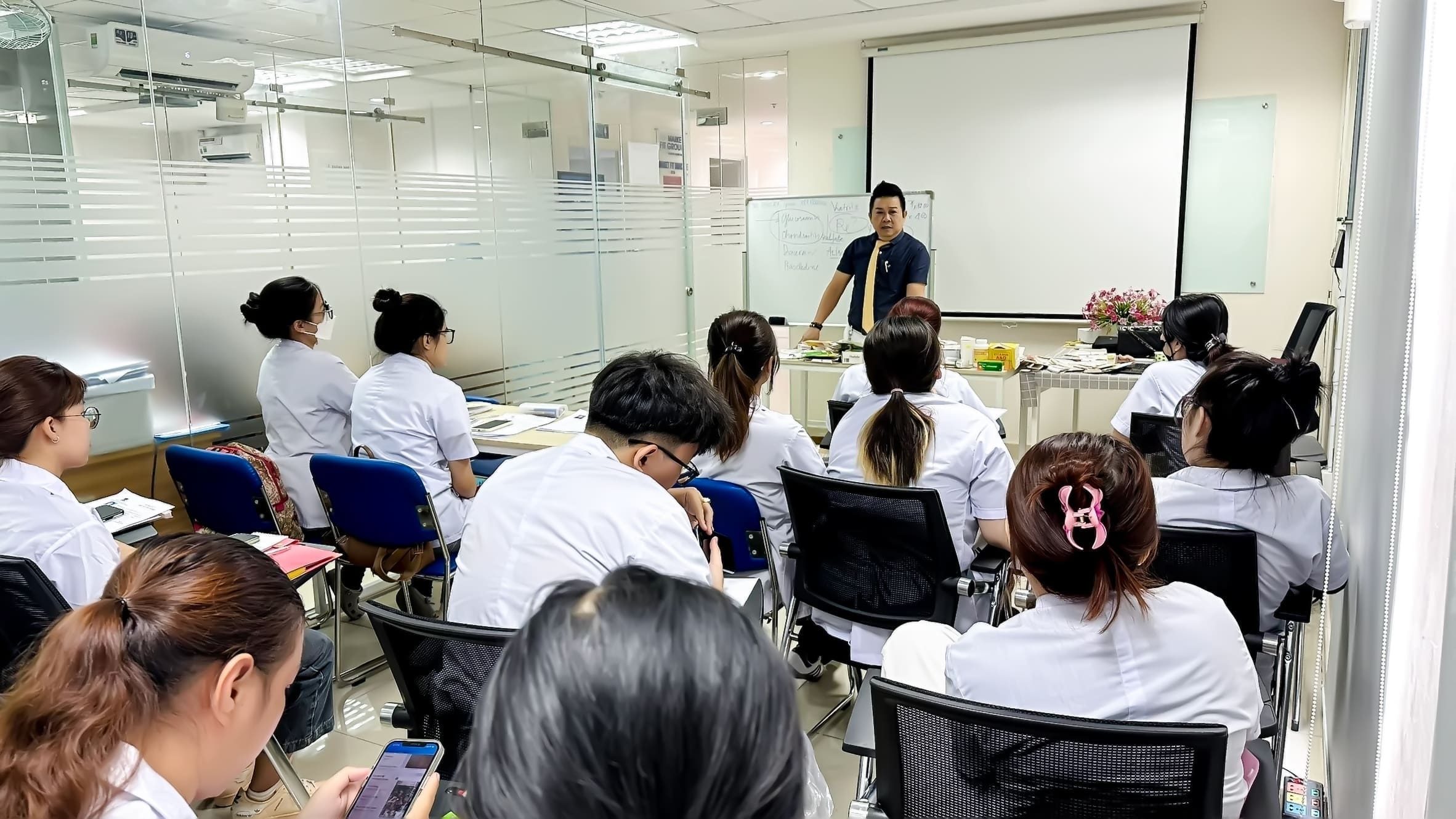 thay phu voi lop duoc si nguyen tat thanh va duoc si khoa tu van thuoc chuyen nghiep 3