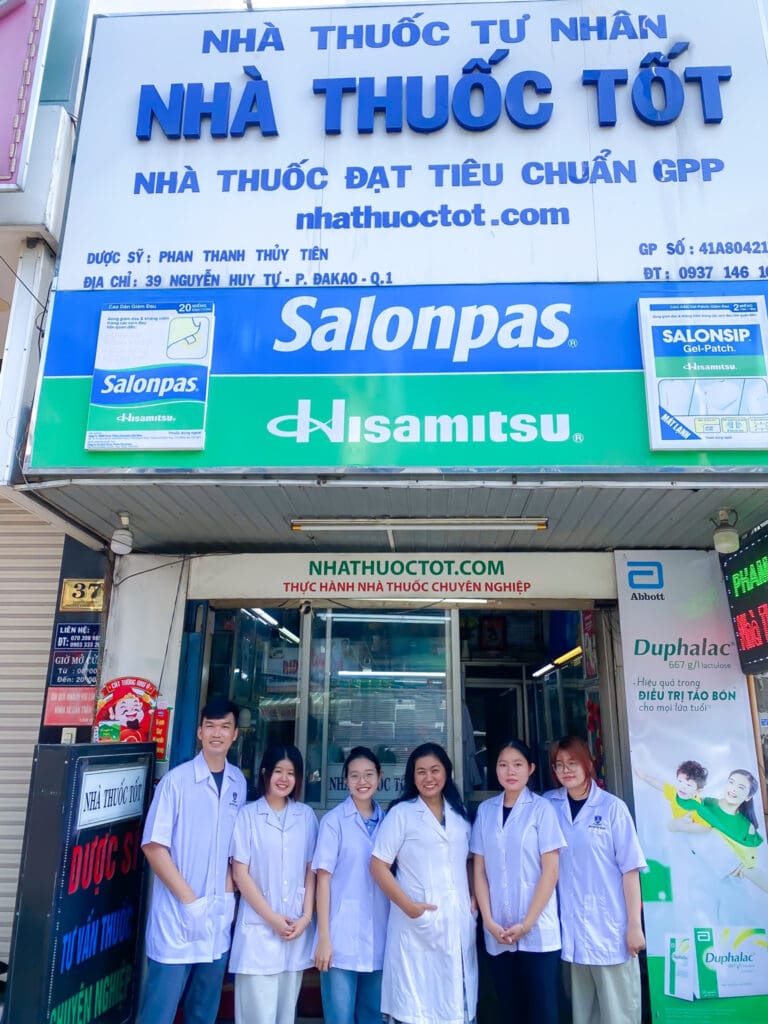 Sinh vien nam cuoi NTT 2025 nhom 4 ket thuc khoa 3