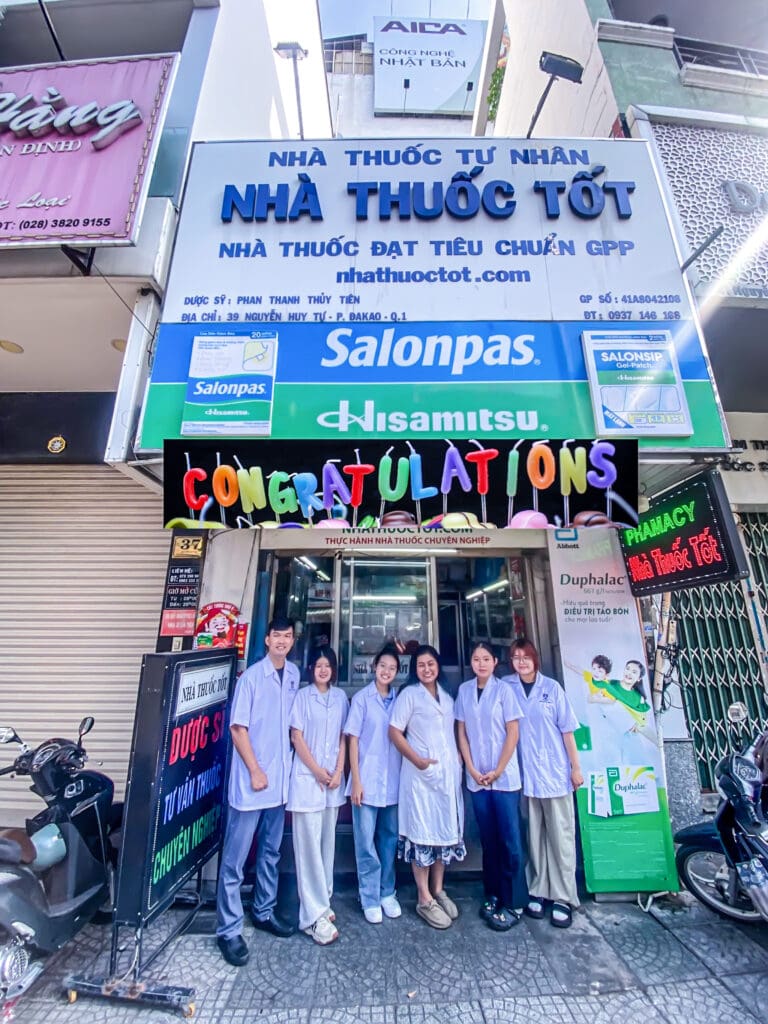 Sinh vien nam cuoi NTT 2025 nhom 4 ket thuc khoa 4