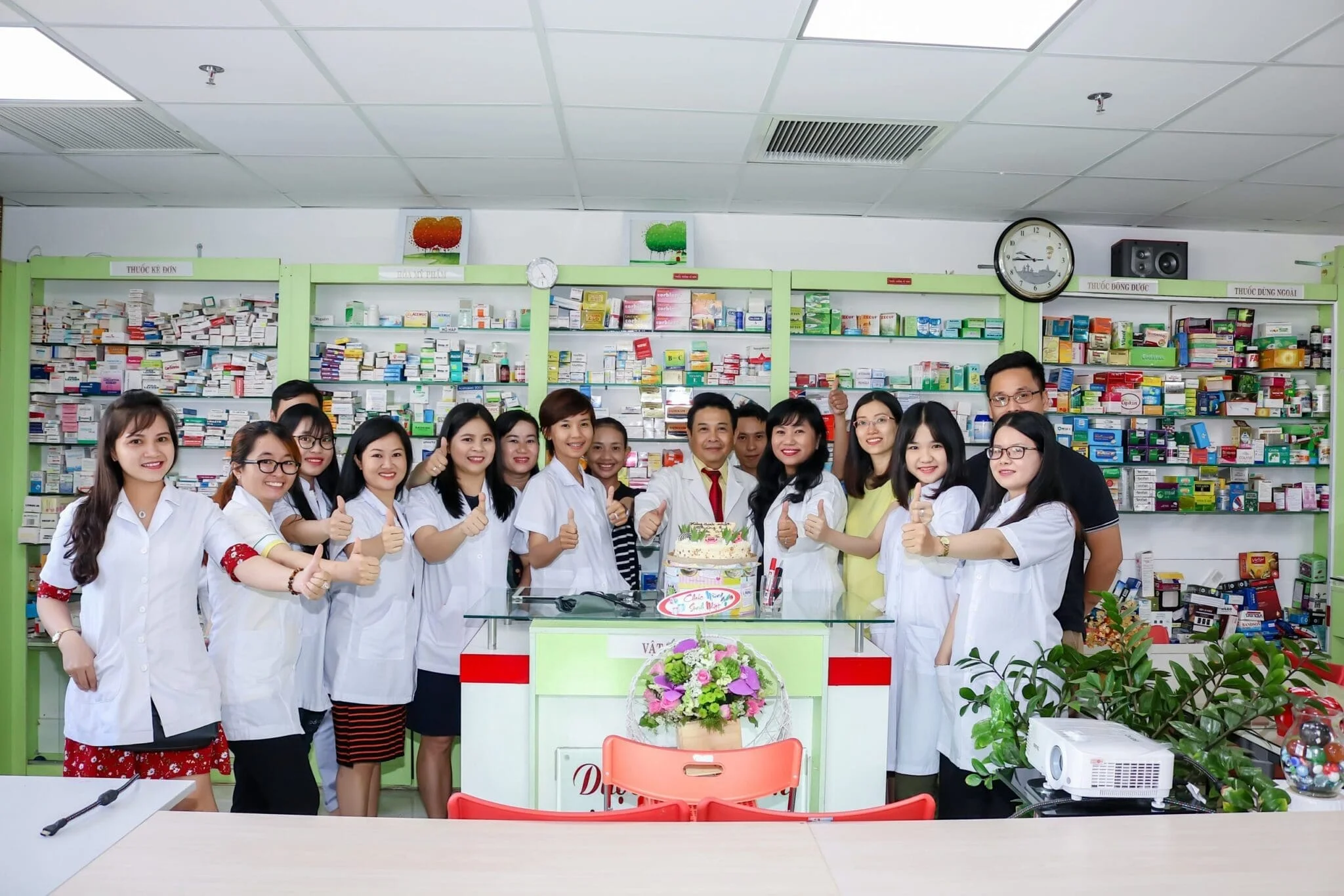 BGH -Y-Khoa-chup-anh-luu-niem-voi-ds-nhathuoctot-sinh-nhat-thang-8-ds-nhathucotot_1_picc